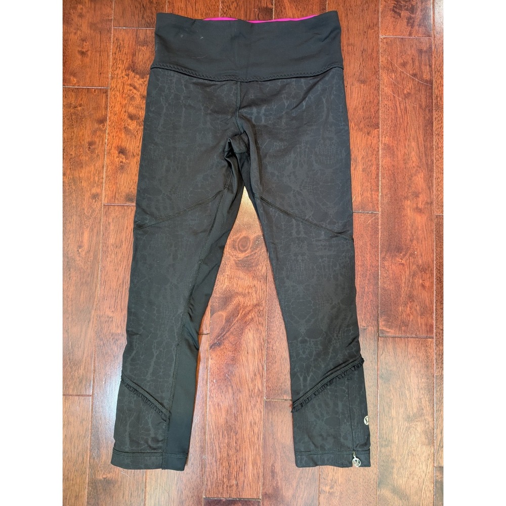 Lululemon Run Ruffle Crop Women Size 4 Black Embossed Lace Reflective Leggings